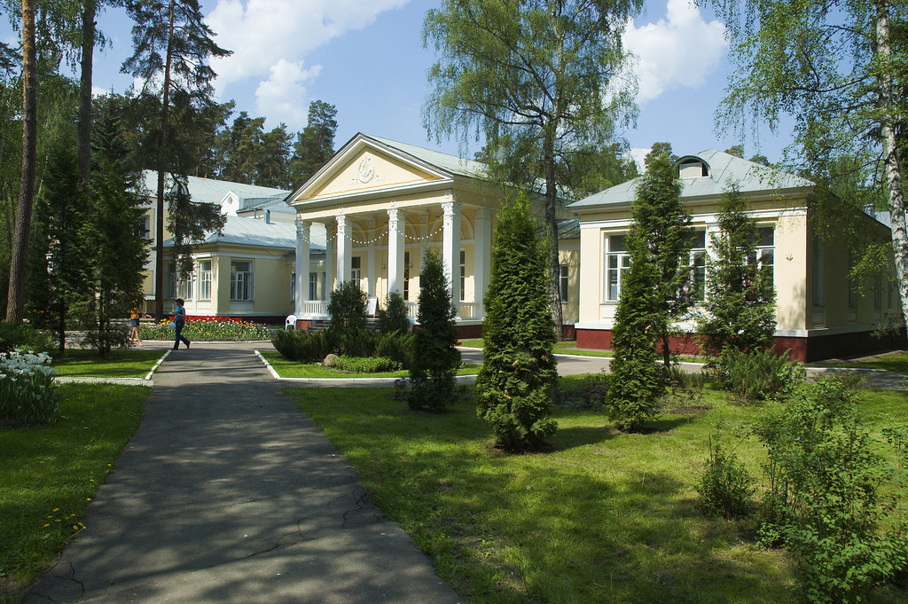 Внутренний двор гимназии «Жуковка»