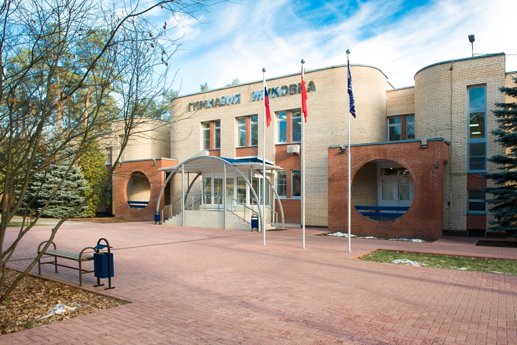 Фасад гимназии «Жуковка»